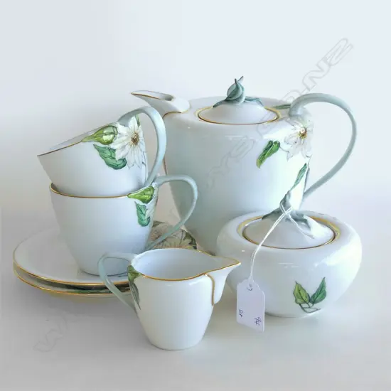 A Herand porcelin Tête-à-tête set, comprising terapot, milk and sugar, two cups and saucers